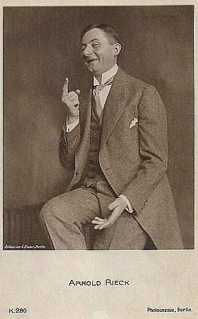 Arnold Rieck, fotografiert von Alexander Binder (1888–1929); Photochemie-Karte Nr. 280; Quelle: filmstarpostcards.blogspot.com; Lizenz: gemeinfrei