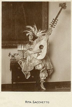 Rita Sacchetto vor 1929; Urheber: Alexander Binder (1888–1929); Quelle: www.flickr.com; Photochemie-Karte K 243; Lizenz: gemeinfrei