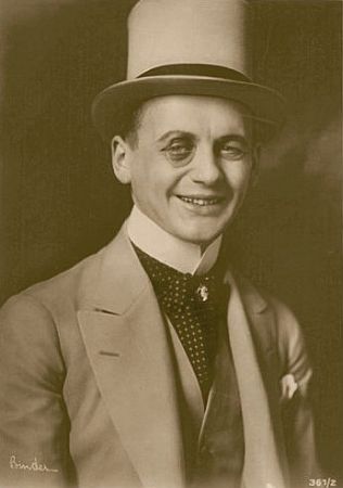 Reinhold Schünzel 1921; Urheber: Alexander Binder (1888–1929); Quelle: Wikipedia bzw. Wikimedia Commons; Ross-Karte Nr. 361/2; Lizenz: gemeinfrei