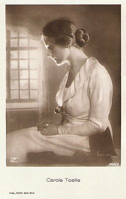 Carola Toelle vor 1929; Urheber bzw. Nutzungsrechtinhaber: Alexander Binder (1888 – 1929); Quelle: filmstarpostcards.blogspot.de; Ross-Karte Nr. 369/3