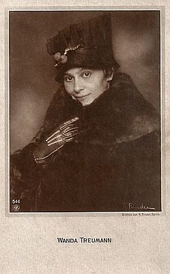 Wanda Treumann vor 1929; Urheber: Alexander Binder (1888-1929); NPG-Karte. Nr.544; Quelle: filmstarpostcards.blogspot.com; Lizenz: gemeinfrei
