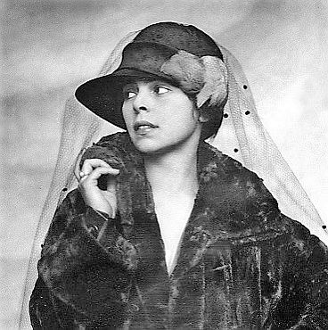 Foto Manja Tzatschewa: Urheber: Alexander Binder (1888–1929); datiert: 1919; Quelle: Wikimedia Commons; Lizenz: gemeinfrei