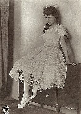 Foto Manja Tzatschewa: Urheber: Alexander Binder (1888–1929); datiert: 1920er Jahre; Quelle: Wikimedia Commons; Lizenz: gemeinfrei