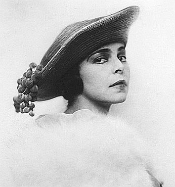 Foto ManjaTzatschewa: Urheber: Alexander Binder (18881929); datiert: 1920er Jahre; Quelle: Wikimedia Commons; Lizenz: gemeinfrei