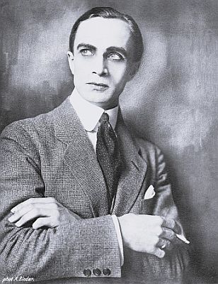 Conrad Veidt etwa 1920; Urheber: Alexander Binder (18881929); Quelle: Wikimedia Commons; Lizenz: gemeinfrei