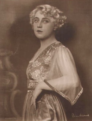 Heda Vernon etwa um 1910; Urheber: Alexander Binder (1888–1929); Quelle: Wikimedia Commons; Photochemie-Karte Nr. 1345: Lizenz: gemeinfrei