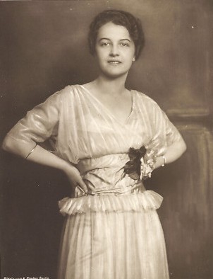 Grete Weixler um 1920; Urheber: Alexander Binder) (1888–1929); Quelle: Wikimedia Commons; Photochemie-Karte Nr. 1411:Lizenz: gemeinfrei
