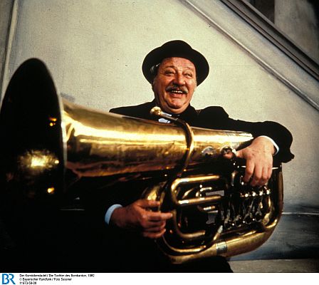 Gustl Bayrhammer mit der Rolle des Bombardon in dem "Komödienstadel"-Stück "Die Tochter des Bombardon" (1982); Foto (Bildname: 11973-59-06) zur Verfügung gestellt vom Bayerischen Rundfunk (BR); Copyright BR/Foto Sessner