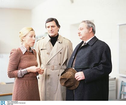 Helmut Fischer (Mitte) als Kriminalkommissar Lenz zusammen mit Kyra Mladek (Frau Wagner) und Gustl Bayrhammer (Veigl) in der "Tatort"-Episode "Schlussverkauf" (1978); Foto (Bildname: 21962-10-09); zur Verfügung gestellt vom Bayerischen Rundfunk (BR); Copyright BR/Foto Sessner