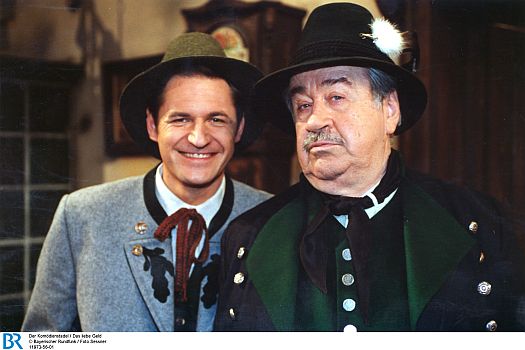 Willy Harlander (rechts) mit Winfried Frey in dem "Komödienstadel"-Stück "Das liebe Geld" (2000); Foto (Bildname: 11973-56-01) zur Verfügung gestellt vom Bayerischen Rundfunk (BR); Copyright BR/Foto Sessner