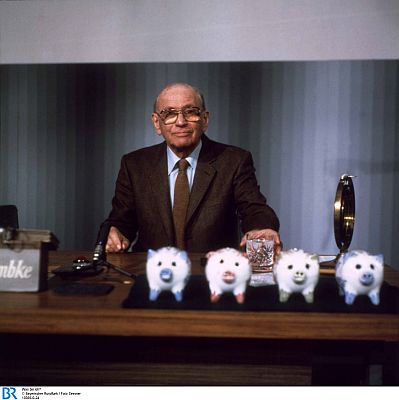 Robert Lembke mit seinen "Schweinderln" in der legendären Sendung "Was bin ich?"; Foto (Bildname: 10355-0-24) zur Verfügung gestellt vom Bayerischen Rundfunk (BR); Copyright BR/Foto Sessner