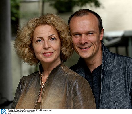 Michaela May (Kriminalhauptkommissarin Jo Obermaier) und Edgar Selge (Kriminalhauptkommissar Jürgen Tauber) in der "Polizeiruf 110"-Folge "Vater Unser"(2004). Foto (Bildname: 11777-70-03) zur Verfügung gestellt vom Bayerischen Rundfunk (BR); Copyright BR/Foto Marco Orlando Pichler