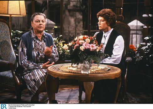 Maria Singer (links) in dem "Komödienstadel"-Stück "Politik und Führerschein" (1985), zusammen mit Katharina de Bruyn; Foto (Bildname: 11973-78-03) zur Verfügung gestellt vom Bayerischen Rundfunk (BR); Copyright BR/Foto Sessner