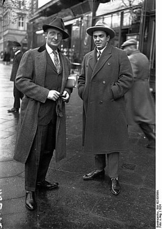 Schauspieler Hans Albers (links) und ein italienischer Tenor bei einem Spaziergang Unter den Linden in Berlin 1924; Quelle: Deutsches Bundesarchiv, Digitale Bilddatenbank, Bild 102-00586A; Fotograf: Unbekannt / Datierung: 1924 / Lizenz CC-BY-SA 3.0.