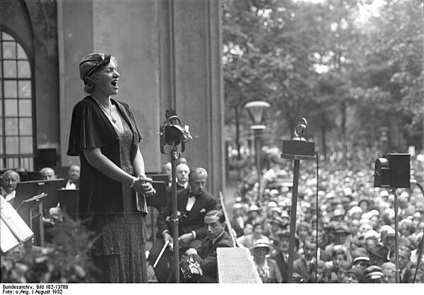 Foto (Historische Originalbeschreibung):Gitta Alpr und Richard Tauber singen auf einer Wohltätigkeits-Matin für die Künstleraltershilfe im Berliner Zoo (August 1932). Quelle: Deutsches Bundesarchiv, Digitale Bilddatenbank, Bild 102-13780; Fotograf: Unbekannt / Datierung: August 1932 / Lizenz CC-BY-SA 3.0.