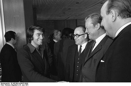 Roy Black 1971, Bundeskanzler WillyBrandt empfängt Schauspieler (23.Juni1971); von rechts: Hans-DietrichGenscher, WillyBrandt, RoyBlack; Quelle: Deutsches Bundesarchiv, Digitale Bilddatenbank, B 145 Bild-F034157-0018; Fotograf: Engelbert Reineke  / Datierung: 23. 6.1971 / Lizenz CC-BY-SA 3.0.