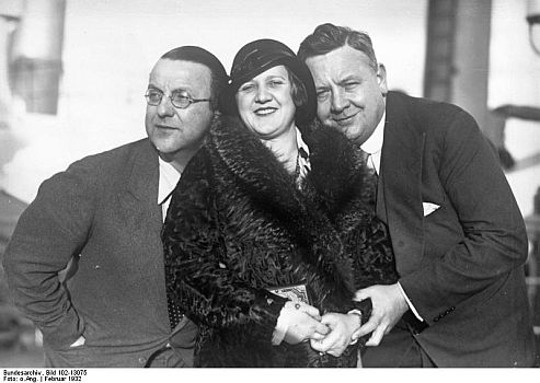 Foto (von l.n.r): Kammersänger Michael Bohnen, Kammersängerin Elisabeth Rethberg (1894 - 1976) und Kammersänger Lauritz Melchior (1890 - 1973) im Februar 1932 während ihrer Überfahrt an Bord des deutschen Ozean-Schnelldampfers "Europa", um an der New Yorker "Metropolitan Opera" aufzutreten. Quelle: Deutsches Bundesarchiv, Digitale Bilddatenbank, Bild 102-13075; Fotograf: Unbekannt / Datierung: Februar 1932 / Lizenz CC-BY-SA 3.0.; Originalfoto und Beschreibung:Deutsches Bundesarchiv  Bild 102-13075 bzw. Wikimedia Commons