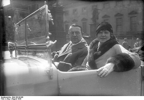 Michael Bohnen und seine Gattin Mary Lewis im August 1929; Quelle: Deutsches Bundesarchiv, Digitale Bilddatenbank, Bild 102-08166; Fotograf: Unbekannt / Datierung: August 1929 / Lizenz CC-BY-SA 3.0.; Originalfoto und Beschreibung: Deutsches Bundesarchiv  Bild 102-08166 bzw. Wikimedia Commons