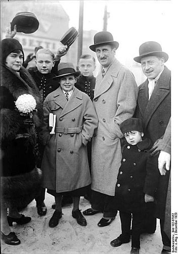 Ankunft des Kinderstars Jacky Coogan im Jahre 1928 in Berlin; Quelle: Deutsches Bundesarchiv, Digitale Bilddatenbank, Bild 102-07062; Fotograf: Unbekannt / Datierung: Dezember 1928 / Lizenz CC-BY-SA 3.0; Originalfoto und Beschreibung: Deutsches Bundesarchiv Bild 102-07062 bzw. Wikimedia Commons