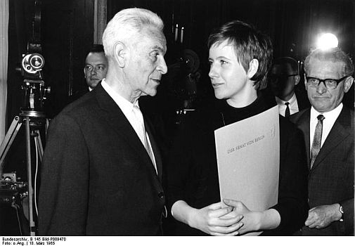 Ernst Deutsch anlsslich der Verleihung des "Berliner Kunstpreises", bergeben am 18. Mrz 1965 im Charlottenburger Schloss, zusammen mit Heidemarie Theobald (Preis "Junge Generation"); Quelle: Deutsches Bundesarchiv, Digitale Bilddatenbank, B 145 Bild-P089470; Fotograf: Ungenannt / Datierung: 18.03.1965 / Lizenz CC-BY-SA 3.0; Genehmigung des Bundesarchivs zur Verffentlichung innerhalb dieser Webpräsenz wurde am 11.10.2010 erteilt. Originalfoto und Beschreibung: Deutsches Bundesarchiv B 145 Bild-P089470 bzw. Wikimedia Commons 