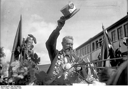 Rückkehr des "Eisernen Gustavs" aus Paris; Quelle: Deutsches Bundesarchiv, Digitale Bilddatenbank, Bild 102-06534; Fotograf: Unbekannt / Datierung: September 1928 / Lizenz CC-BY-SA 3.0.