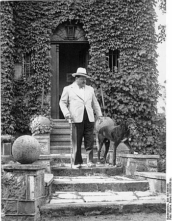 Foto (Originalbeschreibung): Besuch bei Heinrich George in Wannsee, Bismarckstr. 34, vor seinem Haus mit seiner Dogge "Fellow" (Foto: Waske, Aufnahme: 1930er Jahre);  Fotograf: Quelle: Deutsches Bundesarchiv, Digitale Bilddatenbank, Bild 183-H09160; Bruno Waske / Datierung: 1930 / Lizenz CC-BY-SA 3.0.