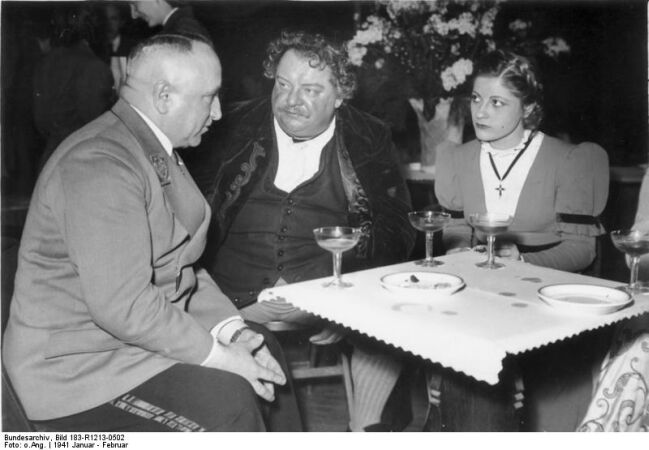 Heinrich George (Mitte) bei einem Gastspiel des Gastspiel des Berliner Schiller-Theaters mit Robert Ley und Gisela Uhlen (1941); Quelle: Deutsches Bundesarchiv, Digitale Bilddatenbank, Bild 183-R1213-0502; Fotograf: Unbekannt / Datierung: Januar 1941 / Lizenz CC-BY-SA 3.0.