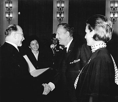 Foto (Historische Originalbeschreibung): Walter Ulbricht verlieh Nationalpreis 1961. Den Nationalpreis1961 verlieh der Vorsitzende des Staatsrates der Deutschen Demokratischen Republik, WalterUlbricht, am Vorabend des 12.Jahrestages der Grndung derDDR 46hervorragenden Persnlichkeiten und Kollektiven aus allen Gebieten des gesellschaftlichen Lebens. Auf einem festlichen Auszeichnungsakt am Vormittag des6.10.1961 im Amtssitz des Staatsrates in Berlin-Niederschnhausen nahmen die Mnner und Frauen, die sich durch groartige Leistungen zum Nutzen der Republik hchste Anerkennung erworben haben, aus der Hand WalterUlbrichts den Nationalpreis entgegen. WalterUlbricht (links) zeichnet ErwinGeschonnek und IngeKeller vom Kollektiv des Fernsehfilmwerks "Gewissen in Aufruhr" mit dem "Nationalpreis I.Klasse für Kunst und Literatur" aus. Quelle: Deutsches Bundesarchiv, Digitale Bilddatenbank, Bild 183-86965-0010; Fotograf: Peter Heinz Junge, Horst Sturm / Datierung: 6. 10.1961 / Lizenz CC-BY-SA 3.0.