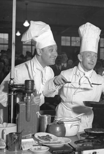 Paul Graetz (rechts) im April 1932 mit dem Schauspieler Fritz Kampers auf der Berliner Kochkunstausstellung; Quelle: Deutsches Bundesarchiv, Digitale Bilddatenbank, Ausschnitt des Fotos Bild 102-13334; Fotograf: unbekannt / Datierung: April 1932 / Lizenz CC-BY-SA 3.0; Originalfoto und Beschreibung: Deutsches Bundesarchiv Bild 102-13334 bzw. Wikimedia Commons