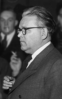 Foto (Ausschnitt): Veit Harlan während einer Pause anlässlich seines Prozesses in Hamburg im März 1949; Quelle: Bundesarchiv, Bild 183-2007-1022-508 / Lizenz CC-BY-SA 3.0.