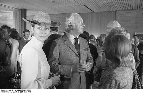 Curd Jrgens 1971 mit Ehefrau SimoneBichron;  Quelle: Deutsches Bundesarchiv, Digitale Bilddatenbank, B 145 Bild-F034157-0026; Fotograf: Engelbert Reineke  / Datierung: 23. 6.1971 / Lizenz CC-BY-SA 3.0.