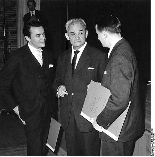 Klaus Kammer, FritzKortner und der Schriftsteller RolfHochhuth anlässlich der Verleihung des "Berliner Kunstpreises" am 21.April1963 in der Berliner "Akademie der Künste"; Quelle: Deutsches Bundesarchiv, Digitale Bilddatenbank, B 145 Bild-P084771; Fotograf: Unbekannt / Datierung: 21. April 1963 / Lizenz CC-BY-SA 3.0.