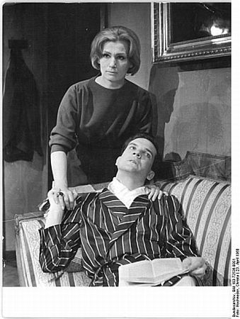 Gerhard Friedrich als Manfred von der Lohe mit Inge Keller (Eleonore von der Lohe) am 23.04.1960 (Premiere) in dem Schauspiel "Weißes Blut" an den Berliner "Kammerspielen"; Quelle: Deutsches Bundesarchiv, Digitale Bilddatenbank, Bild 183-72536-0001; Fotograf: Christa Hochneder; Quelle: Deutsches Bundesarchiv Bild 183-72536-0001; bzw. Wikimedia Commons; Lizenz CC-BY-SA 3.0