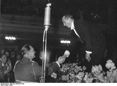 Festkonzert 1935 anlässlich der Eröffnung des deutsch-polnischen Institutes an der Berliner Lessing-Hochschule im Marmorsaal im Zoo. Reichsminister HermannGöring*) beglückwünscht JanKiepura nach dem Konzert. Quelle:  Wikimedia Commons bzw. Deutsches Bundesarchiv, Digitale Bilddatenbank, Bild 183-1990-0917-506; Fotograf: Unbekannt/Datierung: 1935; Lizenz CC-BY-SA 3.0. Genehmigung des Bundesarchivs zur Veröffentlichung innerhalb dieser Webpräsenz wurde am 11.10.2010 erteilt.