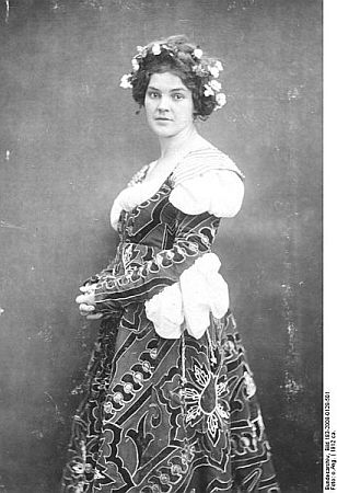 Leopoldine Konstantin 1912 als "Buhlschaft" in dem von Hugo von Hofmannsthal erneuerten alten Stück "Jedermann", das von Max Reinhardt aufgeführt wird; Quelle: Deutsches Bundesarchiv, Digitale Bilddatenbank, Bild 183-2008-0128-501; Fotograf: Unbekannt / Datierung: 1912 / Lizenz CC-BY-SA 3.0; Originalfoto und Beschreibung: Deutsches Bundesarchiv Bild 183-2008-0128-501 bzw. Wikimedia Commons