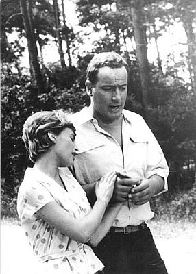 Szenenfoto aus dem DEFA-Liebesfilm "Beschreibung eines Sommers" (1962) nach dem Roman von Karl-Heinz Jakobs mit Christel Bodenstein als Grit und Manfred Krug als Ingenieur Tom in den Hauptrollen; Quelle: Deutsches Bundesarchiv, Digitale Bilddatenbank, Bild 183-B0114-0003-003; Fotograf: Unbekannt / Datierung: 14.01.1963 / Lizenz CC-BY-SA 3.0.