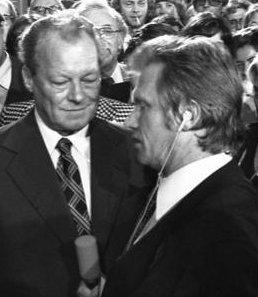 Ernst Dieter Lueg (rechts) interviewt Willy Brandt (Bundestagswahl 1976, Wahlnacht in der Bonner SPD-Bundesgeschftsstelle); Quelle: Deutsches Bundesarchiv, Digitale Bilddatenbank, B 145 Bild-F049336-0005;