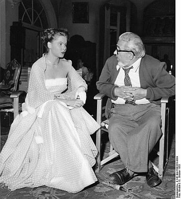 Aufnahmen von der Dreharbeiten des Film "Alles für Papa" (Regie KarlHartl), der in den Göttinger Filmateliers im Oktober bis Dezember1953 entstand. Hannerl Matz, die die Hauptrolle verkörpert, im Gespräch mit dem Regisseur KarlHartl. Quelle: Bilddatenbank Deutsches Bundesarchiv, B 145 Bild-F001053-0004; Fotograf: W. Brodde / Lizenz CC-BY-SA 3.0.