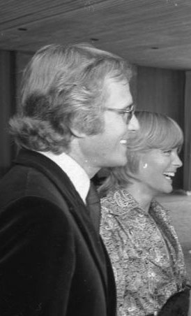 Harry Meyen und Romy Schneider 1971; Ausschnitt aus einem Foto "Bundeskanzler Willy Brandt empfängt Filmschauspieler" (23. Juni 1971); Quelle: Deutsches Bundesarchiv, Digitale Bilddatenbank, B 145 Bild-F034157-0013; Fotograf: Engelbert Reineke / Datierung: 23. Juni 1971 / Lizenz CC-BY-SA 3.0.; Originalfoto und Beschreibung: Deutsches Bundesarchiv B 145 Bild-F034157-0013 bzw. Wikimedia Commons