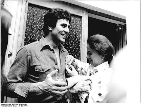 Gojko Mitic 1978 anlässlich der 17. Neubrandenburg-Sommerfilmtage, wo er als Zeichen der Freundschaft ein Abzeichen von der sowjetischen Schauspielerin Natalia Rytschagina erhielt. Quelle: Deutsches Bundesarchiv, Digitale Bilddatenbank, Bild 183-T0701-0015; Urheber: Benno Bartocha / Datierung: 1. Juli 1978 / Lizenz CC-BY-SA 3.0.