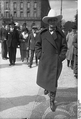 Foto (Historische Beschreibung): Tom Mix, der König der Cowboys, der augenblicklich höchstbezahlte Filmschauspieler der Welt, befindet sich zu Vergnügungszwecken in Berlin (April1925). Quelle: Deutsches Bundesarchiv, Digitale Bilddatenbank, Bild 102-00053; Fotograf: Unbekannt / Datierung: April 1925 / Lizenz CC-BY-SA 3.0.