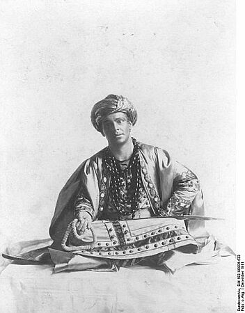 Der Schauspieler Alexander Moissi als Prinz Kalaf in Carlo Gozzis "Turandot", aufgeführt vom Deutschen Theater zu Berlin. (Aufnahme: Dezember 1911);  Quelle: Deutsches Bundesarchiv, Digitale Bilddatenbank, Bild 183-U0906-533; Fotograf: Unbekannt / Datierung: Dezember 1911 / Lizenz CC-BY-SA 3.0.