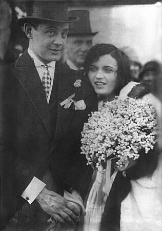 Pola Negri im November 1930 mit Ehemann Serge Mdivani; Quelle: Deutsches Bundesarchiv, Digitale Bilddatenbank, Bild 102-10764;  Fotograf: Unbekannt / Datierung: November 1930 / Lizenz CC-BY-SA 3.0.