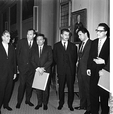 Wolfgang Neuss (3. v. l.) bei der Verleihung des "Berliner Kunstpreises für Film und Fernsehen" (1964); von links nach rechts: Prof. Hans Chemin-Petit (Berliner Kunstpreis für Musik), Willian Dooley, Bariton (Preis "Junge Generation" für Darstellende Kunst), Wolfgang Neuss ("Berliner Kunstpreis" für Film und Fernsehen), Rolf Henniges, Staatsschauspieler ("Berliner Kunstpreis" für Darstellende Kunst), Peter Lilienthal, Regisseur (Preis "Junge Generation" für Film und Fernsehen), Lothar Koch, Solo-Oboist (Preis "Junge Generation" fr Musik), Werner Dittmann, Senatsbaudirektor, Architekt; Quelle: Deutsches Bundesarchiv, Digitale Bilddatenbank, B 145 Bild-P086980; Fotograf: Unbekannt / Datierung: 18.3.1964 / Lizenz CC-BY-SA 3.0.