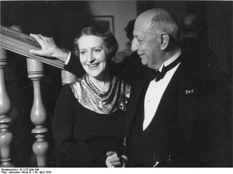 Henny Porten und der Kinotechniker Oskar Messter (Mitbegr;nder der Deutschen Filmindustrie, Deutschland) auf dem Internationalen Film-Kongress 1935, anlässlich der von der Reichsfilmkammer veranstalteten Vorfhrung der ersten Filme des Reichsfilmarchivs im Harnack-Haus (Datierung: 29. April 1935). Quelle: Bilddatenbank Deutsches Bundesarchiv, Bild N 1275 Bild-349 / Fotograf: Horst G. Lehmann / Lizenz CC-BY-SA 3.0.