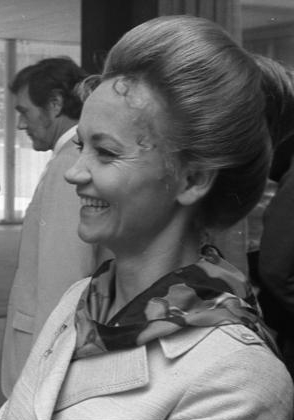 Liselotte Pulver 1971; Ausschnitt aus einem Foto "Bundeskanzler Willy Brandt empfängt Filmschauspieler" (23.Juni1971);  Quelle: Deutsches Bundesarchiv, Digitale Bilddatenbank, B 145 Bild-F034157-0033; Fotograf: Engelbert Reineke  / Datierung: 23. 6.1971 / Lizenz CC-BY-SA 3.0.