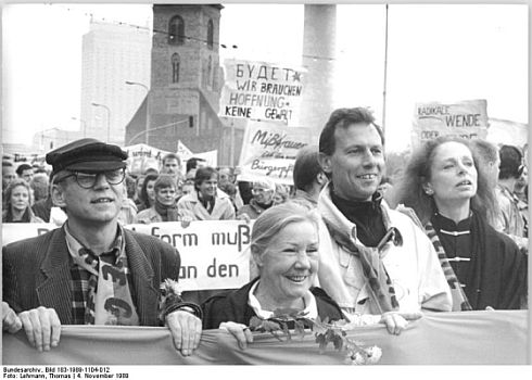 Kthe Reichel am 4. November 1989 bei der "Alexanderplatz-Demonstration";  Quelle: Deutsches Bundesarchiv, Digitale Bilddatenbank, Bild 183-1989-1104-012; Fotograf: Lehmann, Thomas / Datierung: 04.11.1989 / Lizenz CC-BY-SA 3.0; Originalfoto und Beschreibung: Deutsches Bundesarchiv Bild 183-1989-1104-012 bzw. Wikimedia Commons