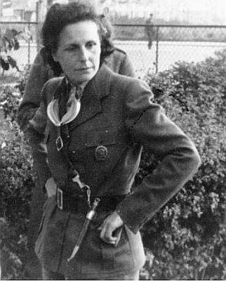 Leni Riefenstahl 1939 whrend eines Truppenbesuchs in Polen beim XIV. Armeekorps. Quelle: Deutsches Bundesarchiv, Digitale Bilddatenbank, Bild 146-2004-0021; Fotograf: Oswald Burmeister / Datierung: 1939 / Lizenz: CC-BY-SA 3.0; Genehmigung des Bundesarchivs zur Ver&ffentlichung innerhalb dieser Webprsenz wurde am 11.10.2010 erteilt. Ausschnitt des Originalfotos; Originalfoto und Beschreibung: Deutsches Bundesarchiv Bild 146-2004-0021 bzw. Wikimedia Commons (Ausschnitt des Originalfotos)