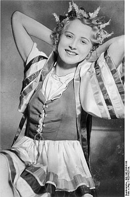 Kinder-Porträt Marika Rökk, 1920/1925 ca.; Quelle: Deutsches Bundesarchiv, Digitale Bilddatenbank, Bild 146-2006-0198; Fotograf: Unbekannt / Datierung: 1920/1925 ca. / Lizenz CC-BY-SA 3.0.