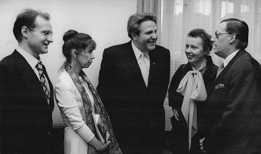 (v. l. n. r.) Ekkehard Schall, Barbara Brecht-Schall, Kulturminister Hans-Joachim Hoffmann, Ruth Berghaus und Norbert Christian 1973 bei einem Empfang während der "Brechtwoche der DDR"; Quelle: Deutsches Bundesarchiv, Digitale Bilddatenbank, Bild183-M0210-0039; Fotograf: Hartmut Reiche / Datierung: 10.02.1973 / Lizenz CC-BY-SA 3.0; Originalfoto und Beschreibung: Deutsches Bundesarchiv, Bild 183-M0210-0039 bzw. Wikimedia Commons